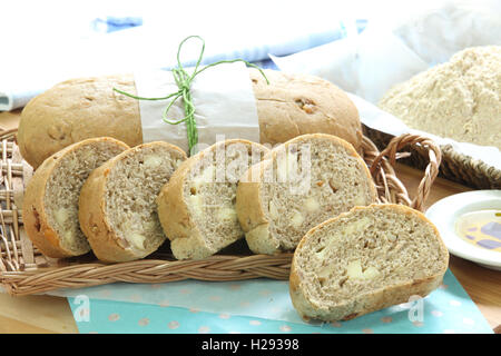 Frisch gebackenes Ciabatta-Brot auf Korb mit Mehl im Hintergrund Stockfoto
