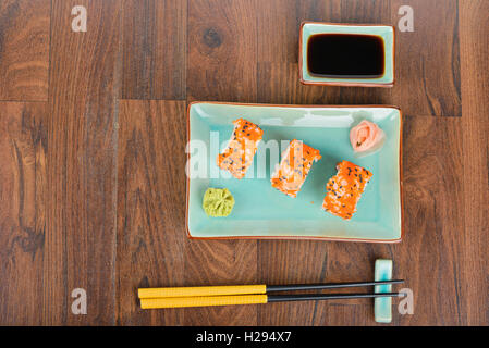 Sushi-Rollen auf dem Holztisch. Draufsicht Stockfoto
