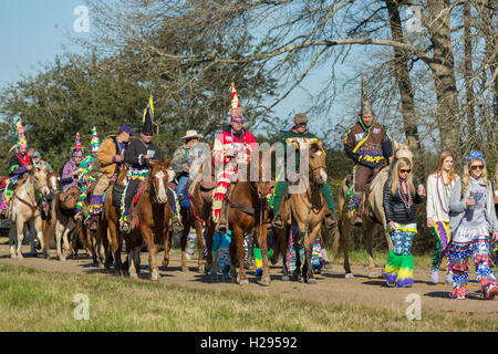 Cajun Karneval Feiernden Parade durch die Landschaft während der Kirche Punkt Courir de Karneval 7. Februar 2016 in Kirche-Punkt, Louisiana. Nachtschwärmer toben durch die Cajun-Prärie verursacht Unfug und betteln dann feiern, indem Sie tanzen. Stockfoto