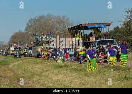 Cajun Karneval Feiernden Parade durch die Landschaft während der Kirche Punkt Courir de Karneval 7. Februar 2016 in Kirche-Punkt, Louisiana. Nachtschwärmer toben durch die Cajun-Prärie verursacht Unfug und betteln dann feiern, indem Sie tanzen. Stockfoto