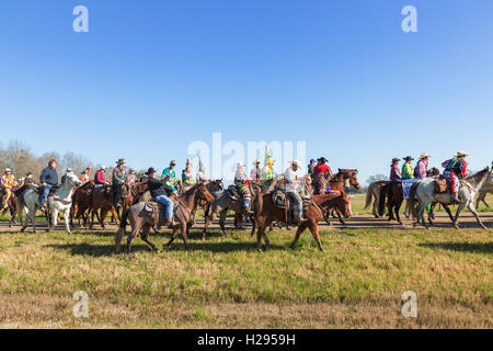 Cajun Karneval Feiernden Parade durch die Landschaft während der Kirche Punkt Courir de Karneval 7. Februar 2016 in Kirche-Punkt, Louisiana. Nachtschwärmer toben durch die Cajun-Prärie verursacht Unfug und betteln dann feiern, indem Sie tanzen. Stockfoto