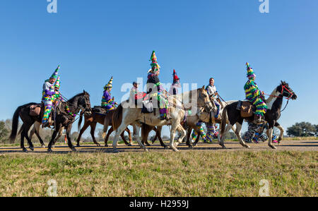 Cajun Karneval Feiernden Parade durch die Landschaft während der Kirche Punkt Courir de Karneval 7. Februar 2016 in Kirche-Punkt, Louisiana. Nachtschwärmer toben durch die Cajun-Prärie verursacht Unfug und betteln dann feiern, indem Sie tanzen. Stockfoto