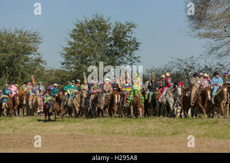 Cajun Karneval Feiernden Parade durch die Landschaft während der Kirche Punkt Courir de Karneval 7. Februar 2016 in Kirche-Punkt, Louisiana. Nachtschwärmer toben durch die Cajun-Prärie verursacht Unfug und betteln dann feiern, indem Sie tanzen. Stockfoto