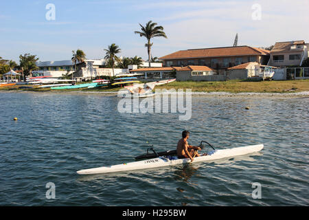 Segeln in Hawaiian Kanu auf Itajuru Kanal, in der Küstenstadt Stadt Cabo Frio in der Region von Lagos Bundesstaat Rio de Janei Mann Stockfoto