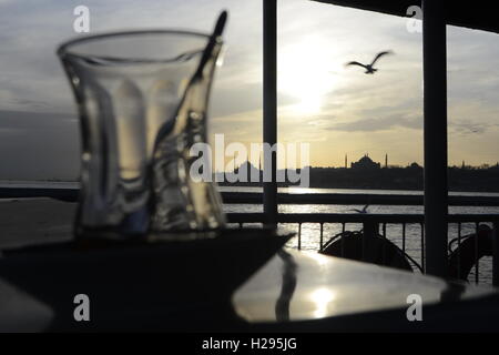 Teegenuss auf einem Dampfer Stockfoto