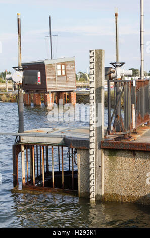 Schleuse am südlichen Ende der Pantoffel Mill Teich Emsworth Hampshire England mit sailing Club Rennen Hütte im Hintergrund Stockfoto