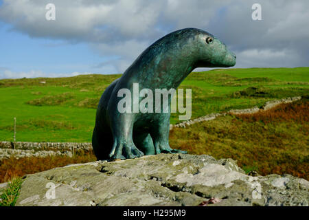 Gavin Maxwell Denkmal, eine Bronze Otter auf Felsen am Clan in Dumfries und Galloway, Südwest Schottland. Stockfoto