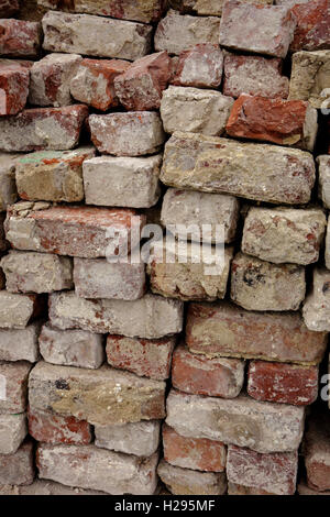 Haufen alter Ziegel Stockfoto