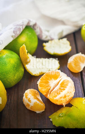 Frische grüne geschälte Mandarinen auf hölzernen Hintergrund Stockfoto