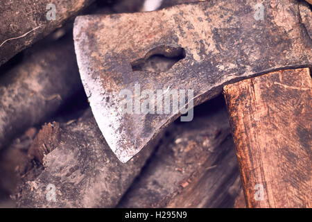 Rustikale Axt auf Haufen von Brennholz. Textfreiraum Stockfoto