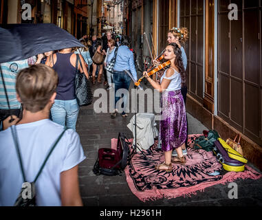 zwei Buskers Geiger führen für die Passanten im historischen Bezirk von Bologna. Stockfoto