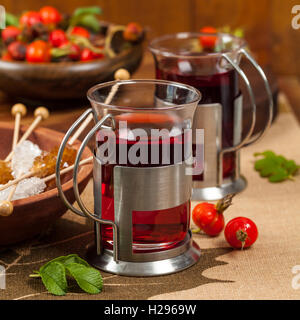 Hagebutten-Kräuter-Tee Stockfoto