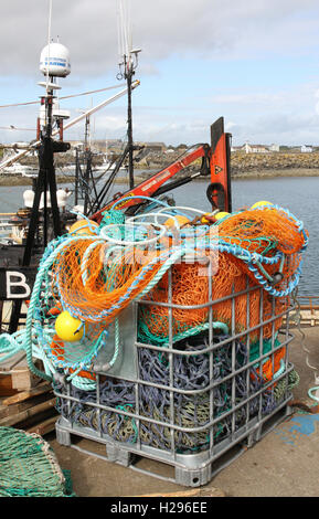 Fischernetze, Seile und Bojen auf dem Kai am Ardglass Harbour, County Down, Nordirland. Stockfoto