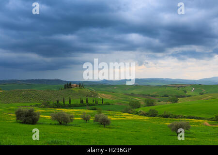 Toskana-Landschaft in dramatischen Himmel. Typisch für die Region Toskana Bauernhaus, Hügel, Italien Stockfoto