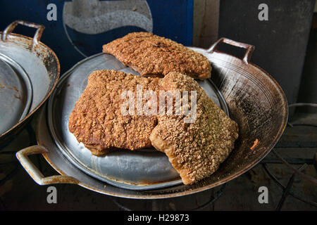 MOO Krob, knusprige tief gebratener Schweinebauch, Nang Loeng Markt in Bangkok, Thailand Stockfoto