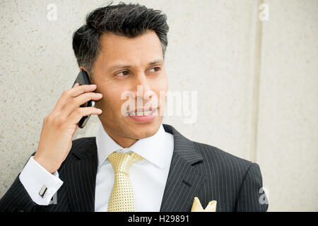 Asiatische Geschäftsmann auf seinem Handy zu sprechen. Stockfoto