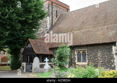 Veranda und Bell Tower der Rainham Pfarrei Kirche von St Helen & St Giles in London, England. Stockfoto