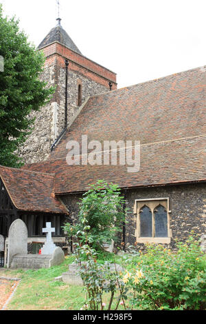 Veranda und Bell Tower der Rainham Pfarrei Kirche von St Helen & St Giles in London, England. Stockfoto