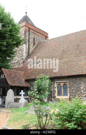 Veranda und Bell Tower der Rainham Pfarrei Kirche von St Helen & St Giles in London, England. Stockfoto