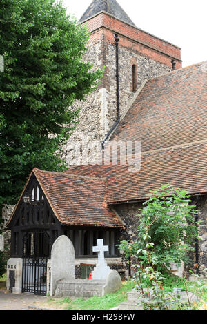 Veranda und Bell Tower der Rainham Pfarrei Kirche von St Helen & St Giles in London, England. Stockfoto