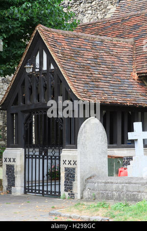 Vorhalle der Rainham Pfarrei Kirche von St. Helena & St Giles in London, England. Stockfoto