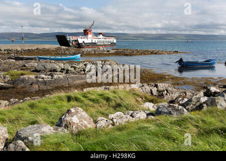 Isle of Gigha, Schottland. Malerische Aussicht auf den CalMac ferry MV Loch Ranza Ardminish Steg auf der Insel Gigha angekommen. Stockfoto