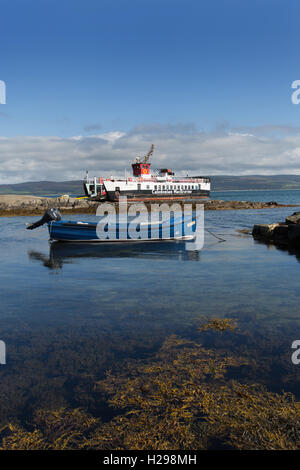 Isle of Gigha, Schottland. Malerische Aussicht auf den CalMac ferry MV Loch Ranza an Ardminish Steg auf der Insel Gigha festgemacht. Stockfoto