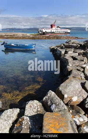 Isle of Gigha, Schottland. Malerische Aussicht auf den CalMac ferry MV Loch Ranza an Ardminish Steg auf der Insel Gigha festgemacht. Stockfoto