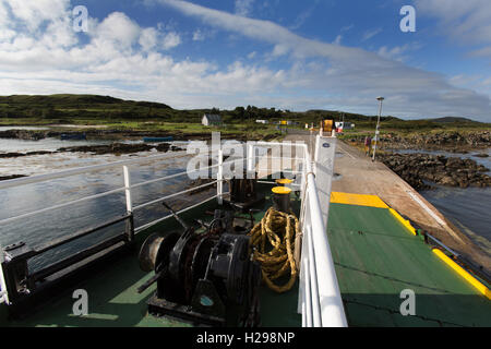 Isle of Gigha, Schottland. Malerische Aussicht auf den CalMac ferry MV Loch Ranza an Ardminish Steg auf der Insel Gigha festgemacht. Stockfoto