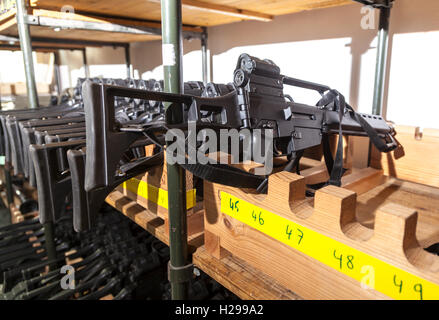 deutschen Angriffswaffen liegt in einem Gewehr-Raum Stockfoto