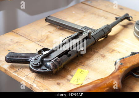 Deutsche automatische Pistole auf einem Tisch Stockfoto