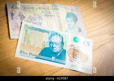 Eine alte und neue fünf-Pfund-note Stockfoto
