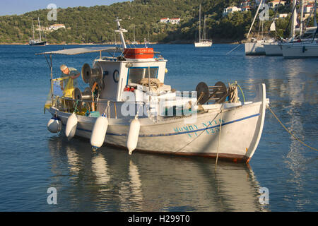 Sortieren der Netze auf Boot Kioni Ithaka Insel Ionische Inseln Griechenland Fischer Stockfoto