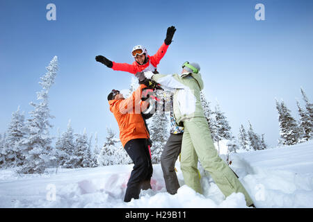 Glücklich Snowboarder Mädchen fliegen auf blauen Himmel Hintergrund Stockfoto