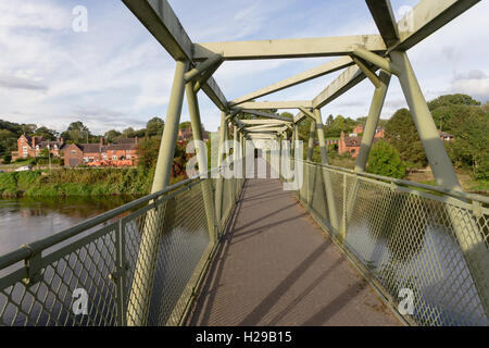 Stahl oder Eisen Fußgängerbrücke über den Fluss Severn bei Arley Worcestershire UK Stockfoto