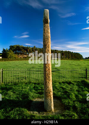 N-Seitenwand des Maen Achwyfan Cross späten C10th unter der Leitung von CD Strecke überqueren noch in seine ursprüngliche Position in der Nähe von Whitford, Flintshire. Stockfoto