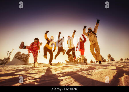 Snowboarder posiert auf blauen Himmel Hintergrund in Bergen Stockfoto