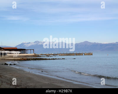 Blick auf Schnee begrenzt albanischen Berge von Mitsis Roda Beach Resort, Roda, Korfu, Griechenland Stockfoto