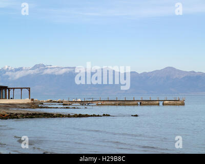 Blick auf Schnee begrenzt albanischen Berge von Mitsis Roda Beach Resort, Roda, Korfu, Griechenland Stockfoto