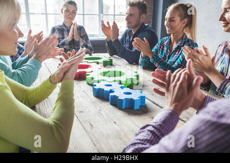 Menschen in Freizeitkleidung mit Rädchen des Geschäfts, moderne Business-Meeting Konzept Stockfoto