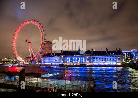 Das London Eye Riesenrad beleuchtet Stadt Nachtaufnahme Stockfoto