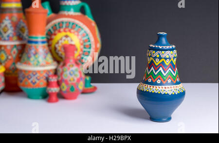 Bunte Keramik Vase auf Hintergrund unscharf bunte Vasen geschmückt Stockfoto