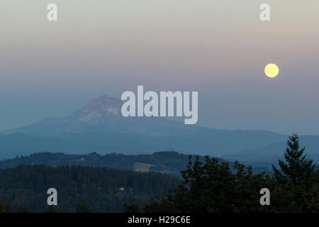 Harvest Moon 2016 Vollmond steigt über Mount Hood und Happy Valley Oregon Stockfoto