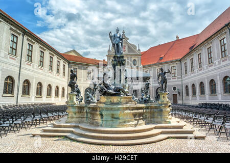 München, Deutschland - 6. August 2016: die Bronze, die Wittelsbacher Brunnen in die Residenz im Jahre 1610 errichtet wurde. München, Deutschland Stockfoto