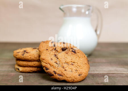 Hausgemachte Mais und Hafer-Kekse mit Schokolade und Milch im Glaskrug Stockfoto