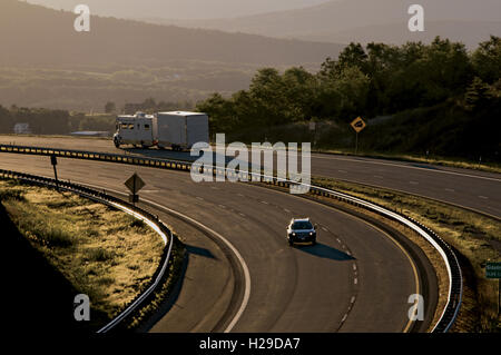 Malerische Autobahn bei Sonnenuntergang Stockfoto