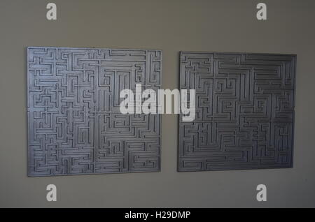 Bilder aufgenommen während des Baus der handgemachte hölzerne Labyrinthe und Irrgärten Dekorplatten und einige Mosaiken. Stockfoto