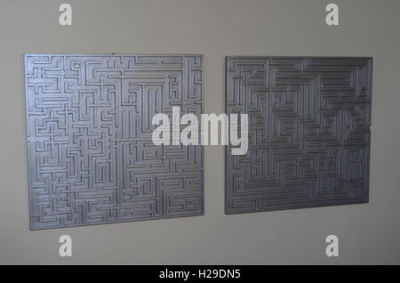 Bilder aufgenommen während des Baus der handgemachte hölzerne Labyrinthe und Irrgärten Dekorplatten und einige Mosaiken. Stockfoto