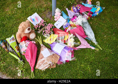 Blumen und Hommagen außerhalb der Derrin Jordons Schule am Tag nach ihrer Leiche gefunden wurde. Stockfoto