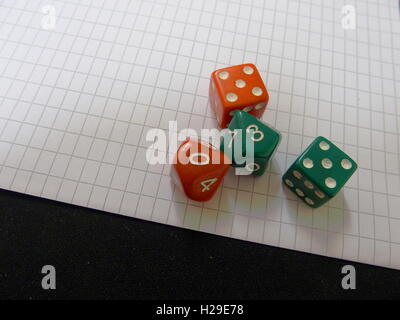 Vier Würfel auf einem Papier Stockfoto